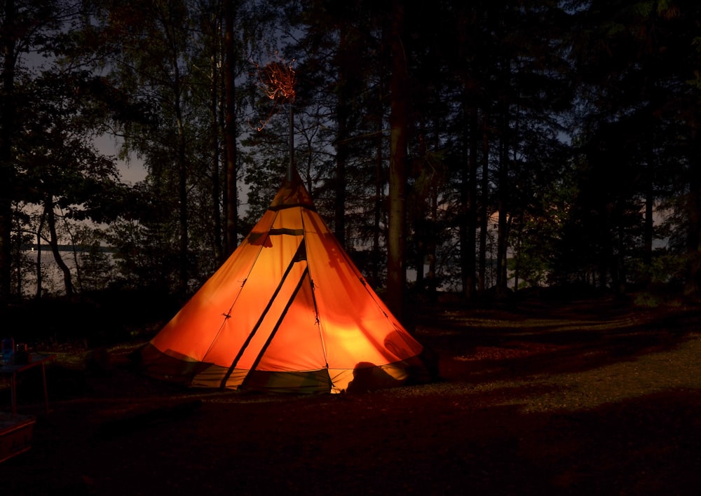 夜の森でのキャンプテント