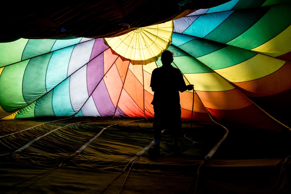 personne tenant un parachute