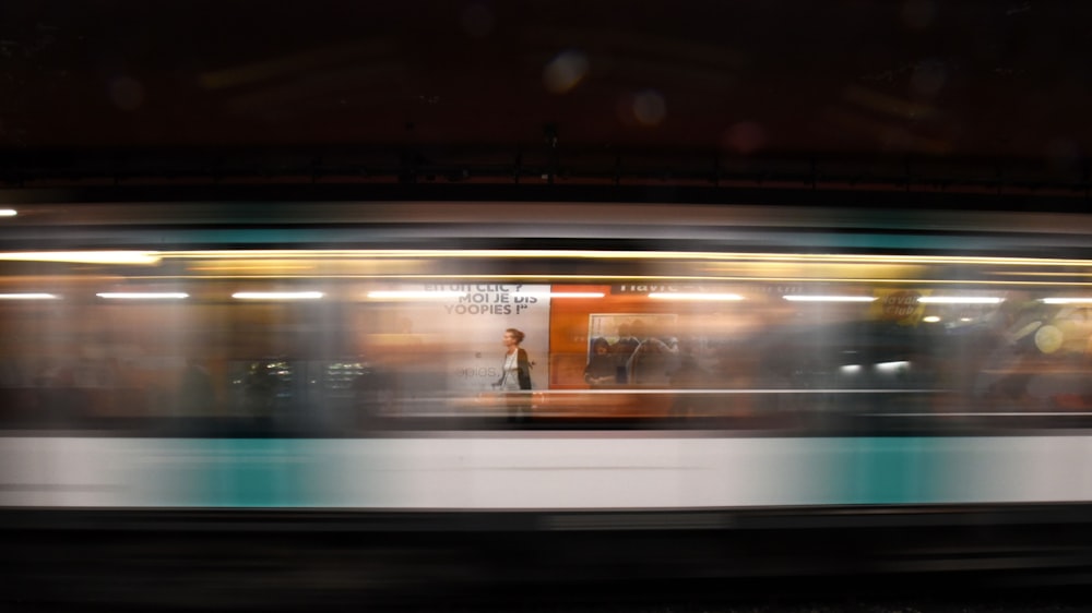 photo en accéléré d’une femme à l’intérieur d’un train