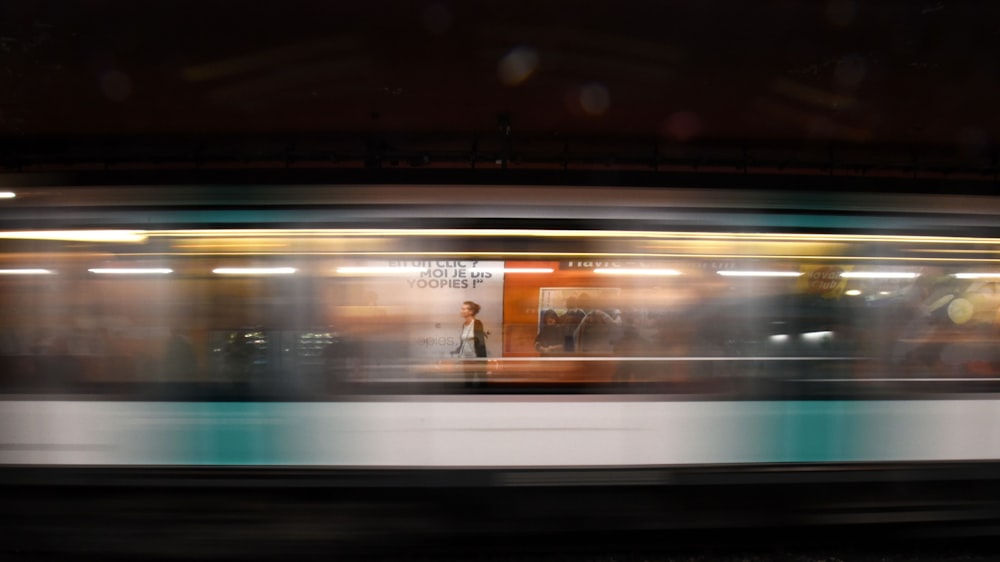 電車内の女性のタイムラプス写真