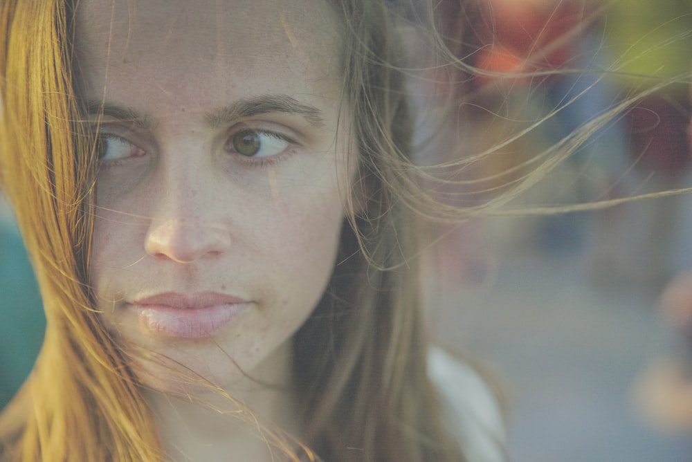 femme aux cheveux bruns