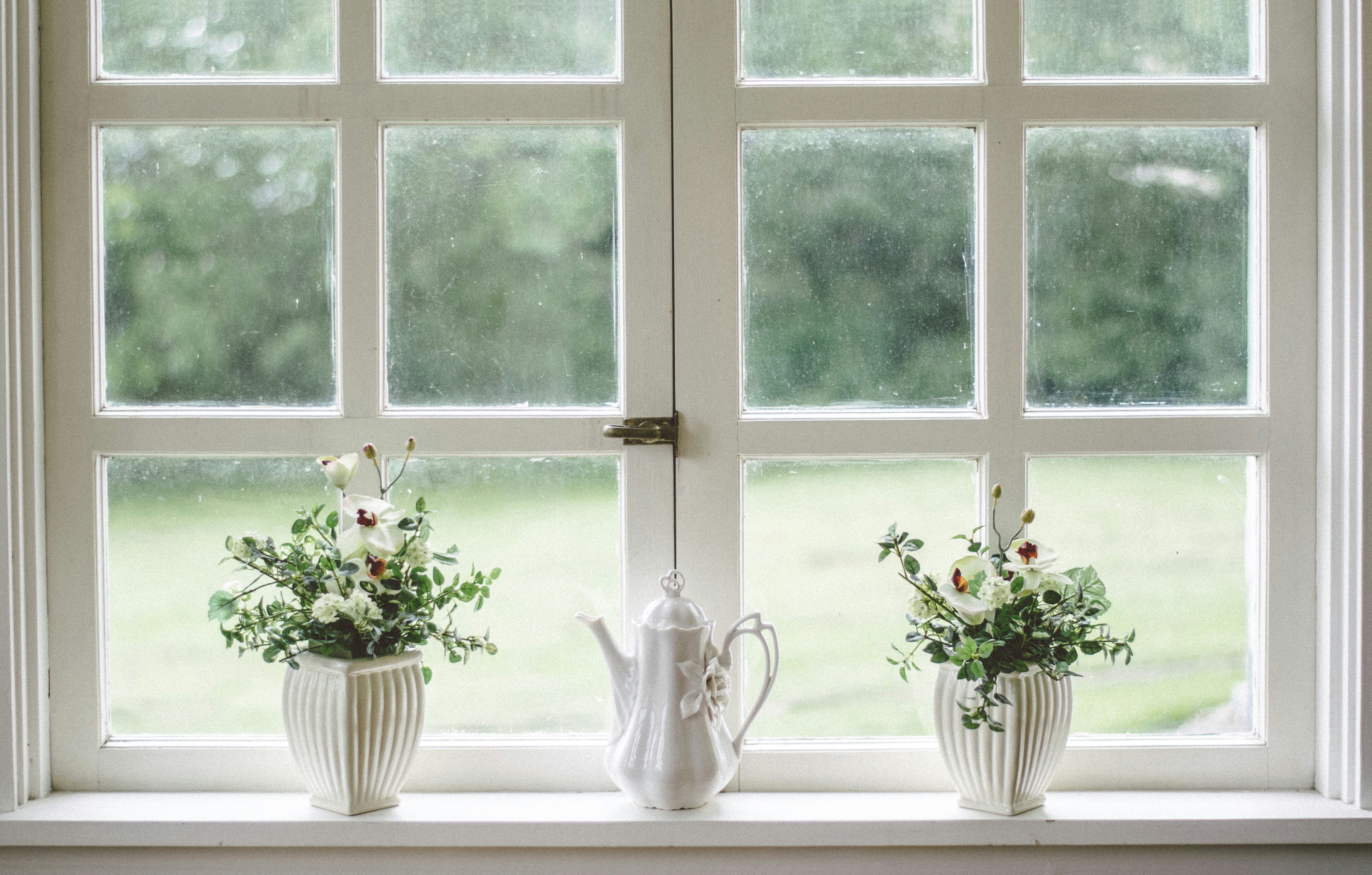 great photo recipe,how to photograph porcelain teapot on windowsill; white teapot and tow flower vases on windowpane