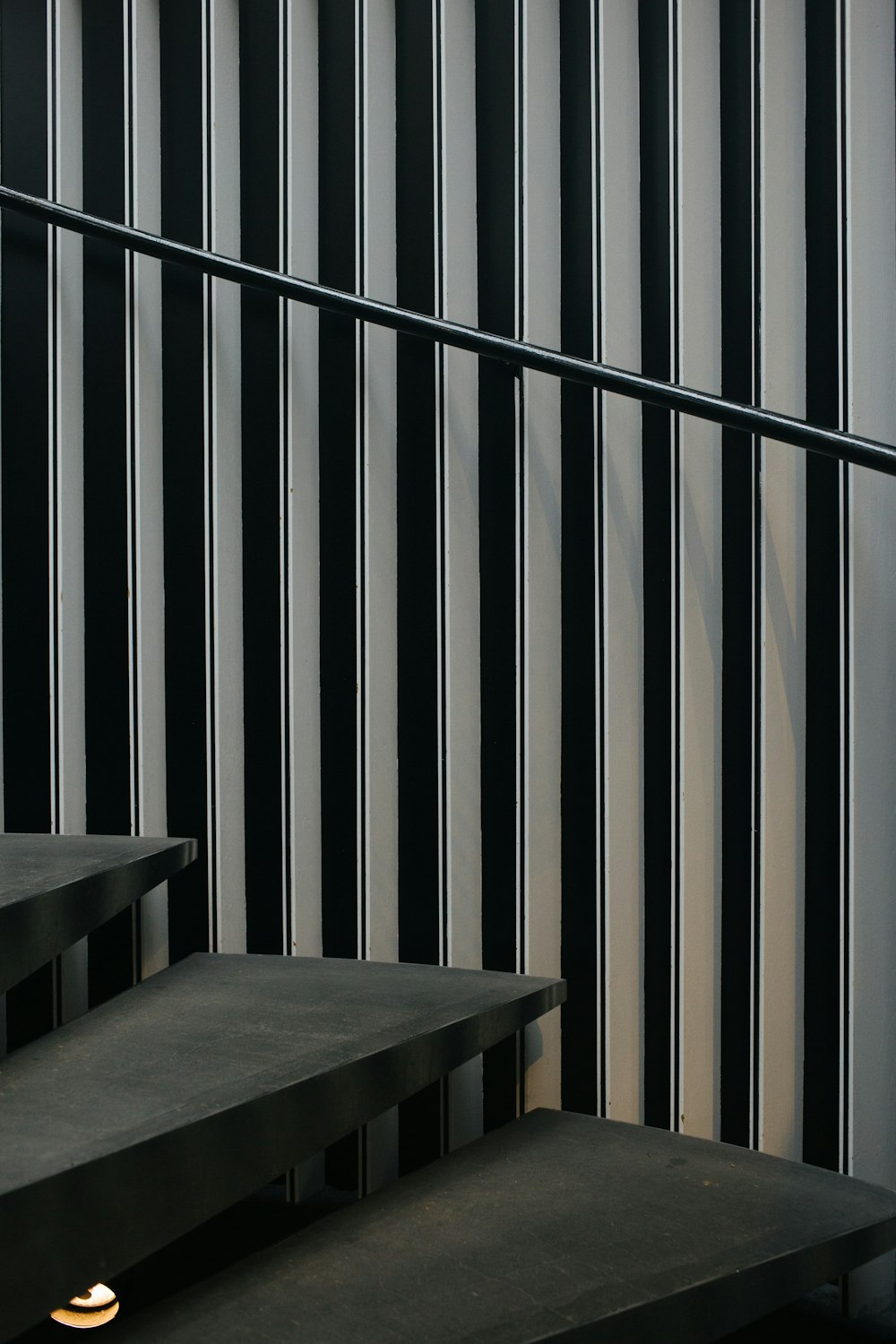 Photographie d’architecture de l’escalier gris