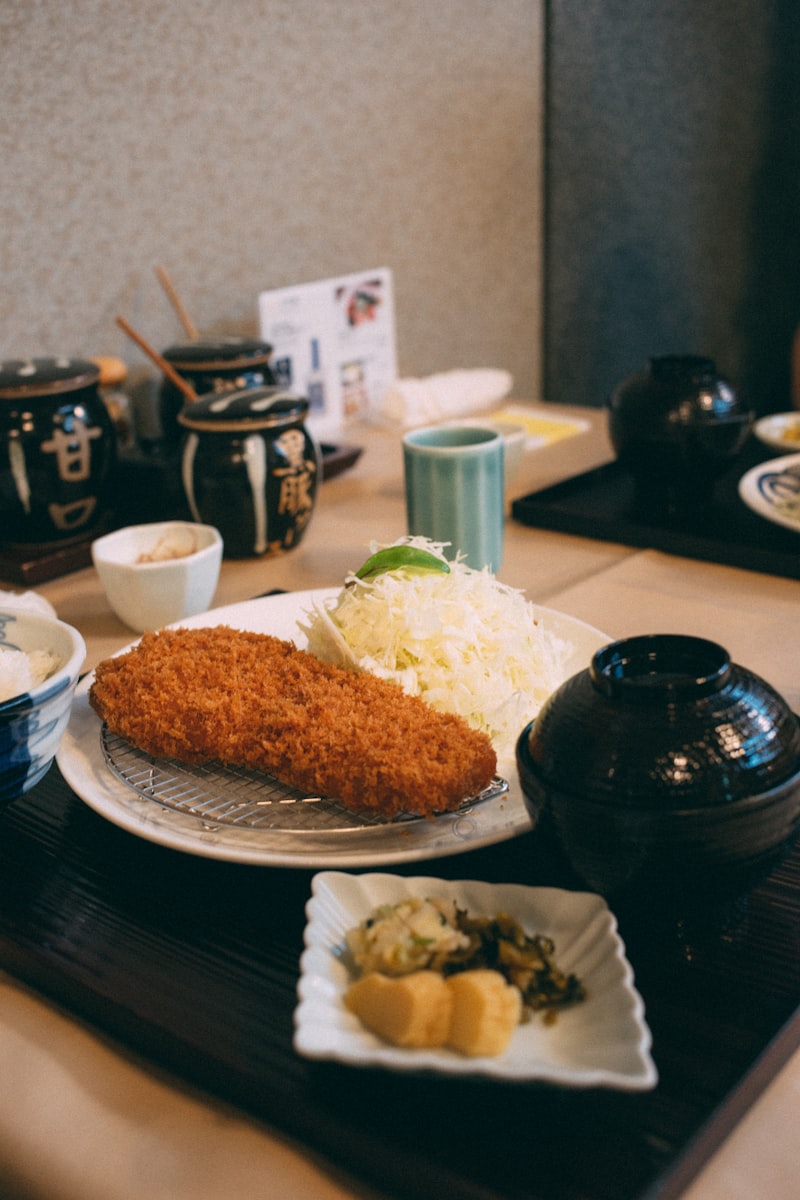 Formule déjeuner japonaise teishoku avec riz et accompagnements