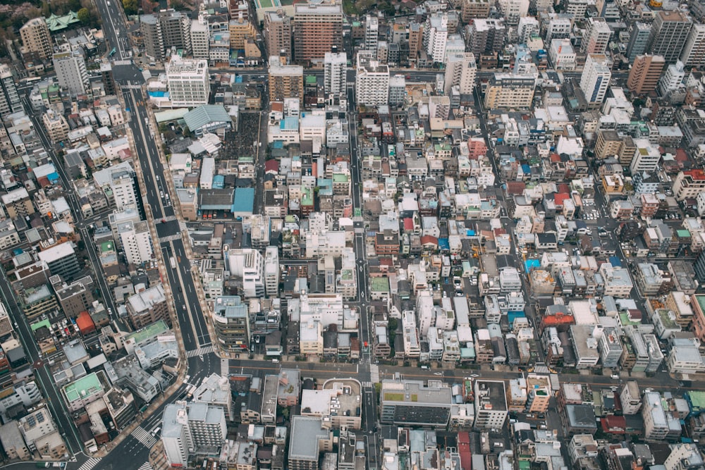 日中の都市の航空写真