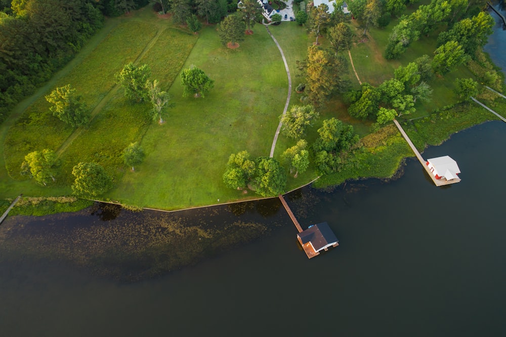 Antenne des Hauses in der Nähe des Flusses