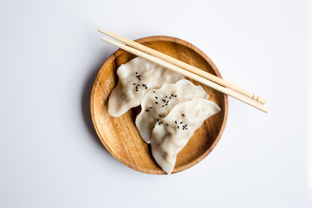 três dimsum branco na tigela marrom