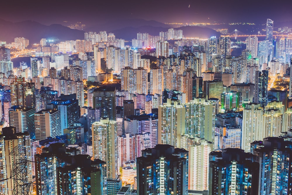 Fotografía aérea de paisajes urbanos durante la noche