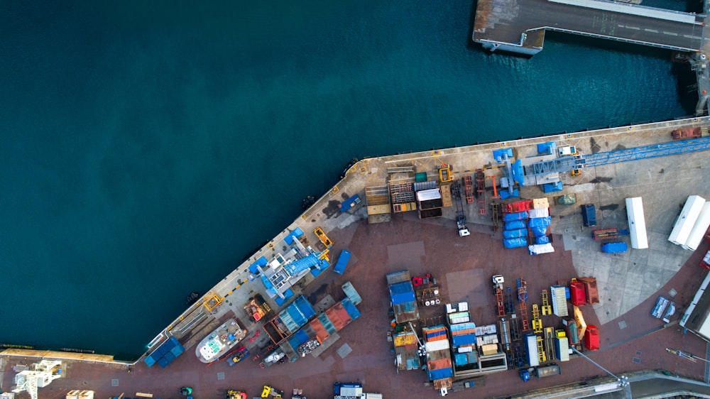 Photographie aérienne de conteneurs portuaires près d’un plan d’eau pendant la journée