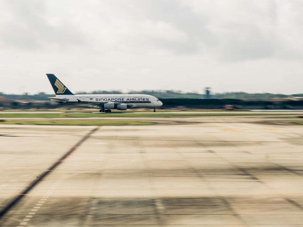 Flugzeug auf grauer Betonstraße