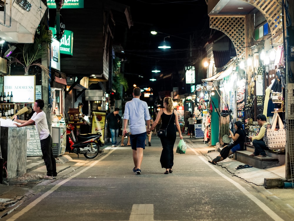 homme et femme marchant dans la rue