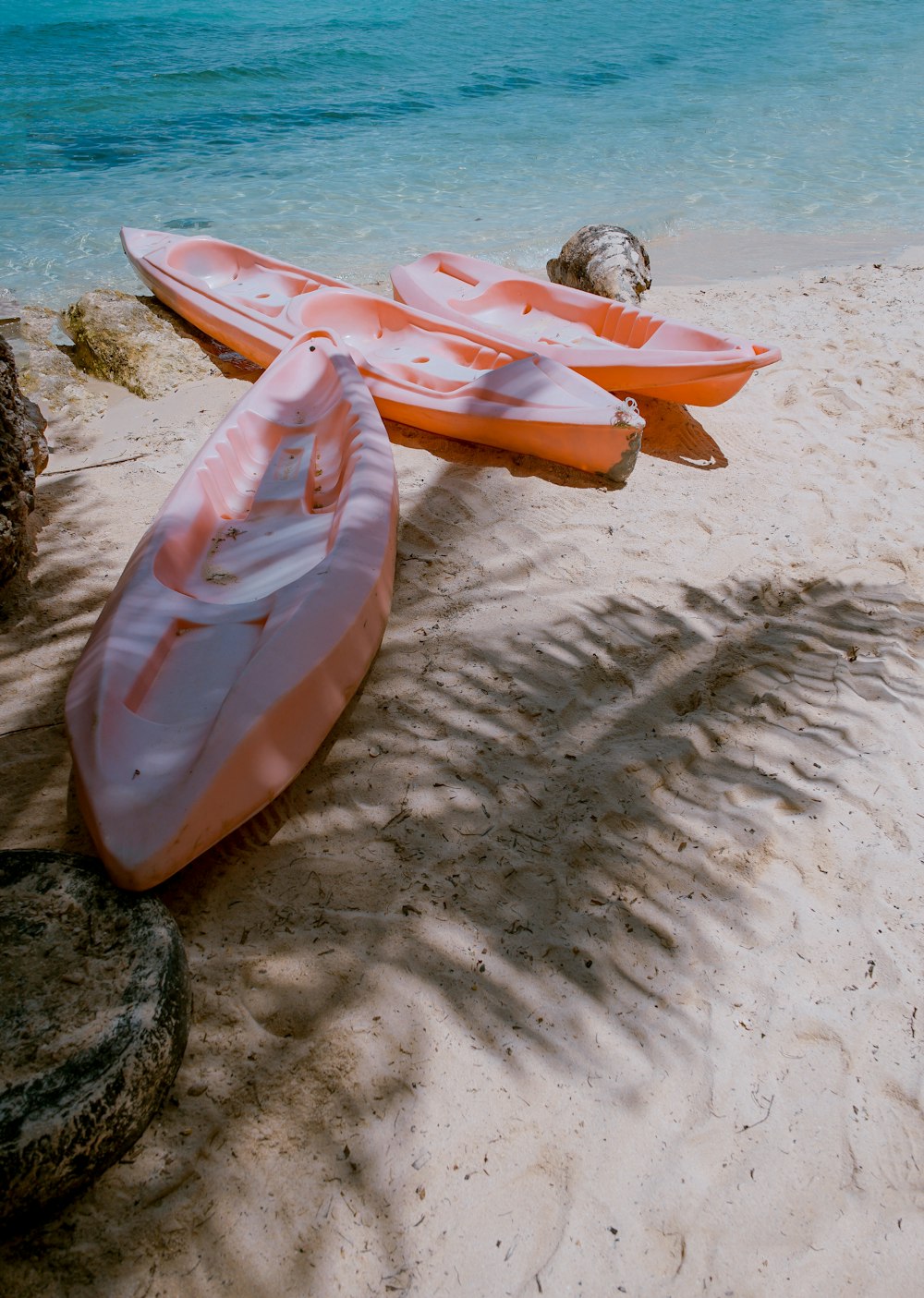 trois kayaks vides