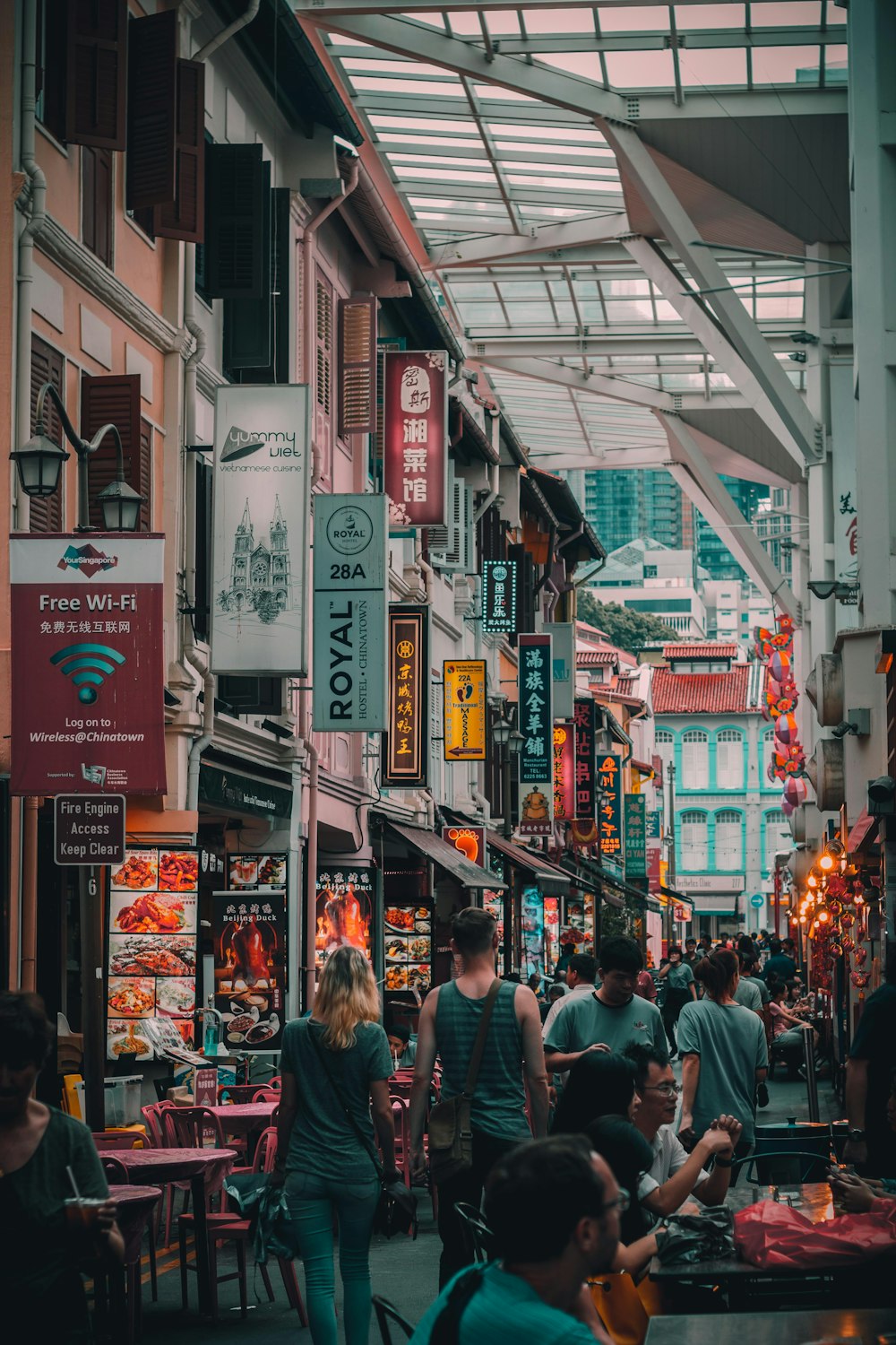 Gente caminando en el mercado callejero