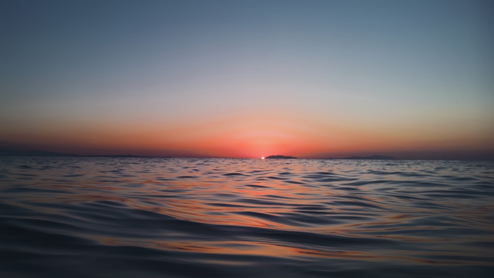 coucher de soleil dans le plan d’eau