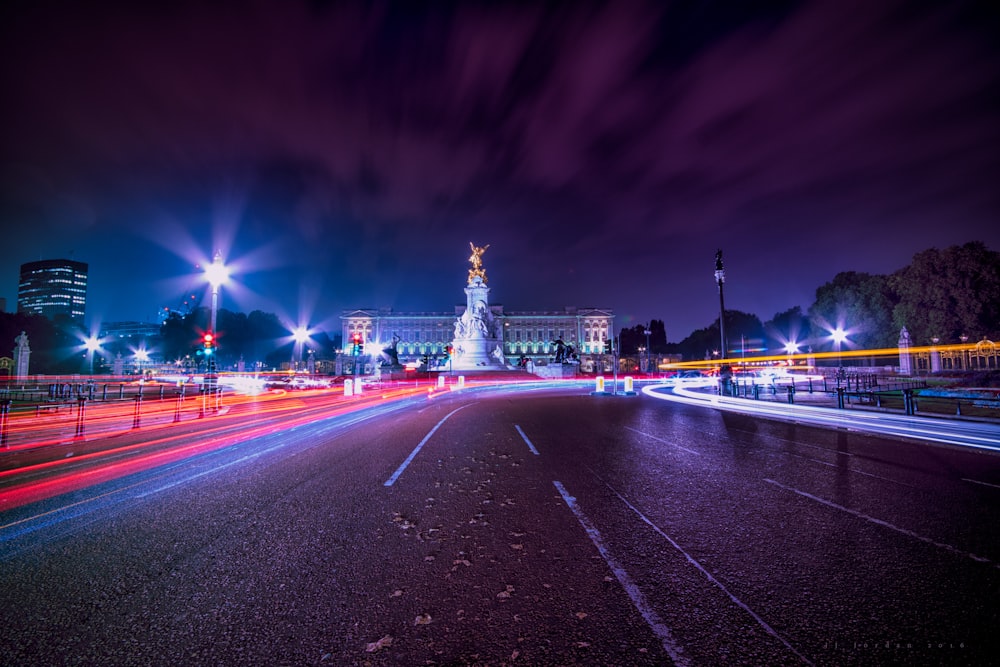 timelapse sulla strada con gli edifici