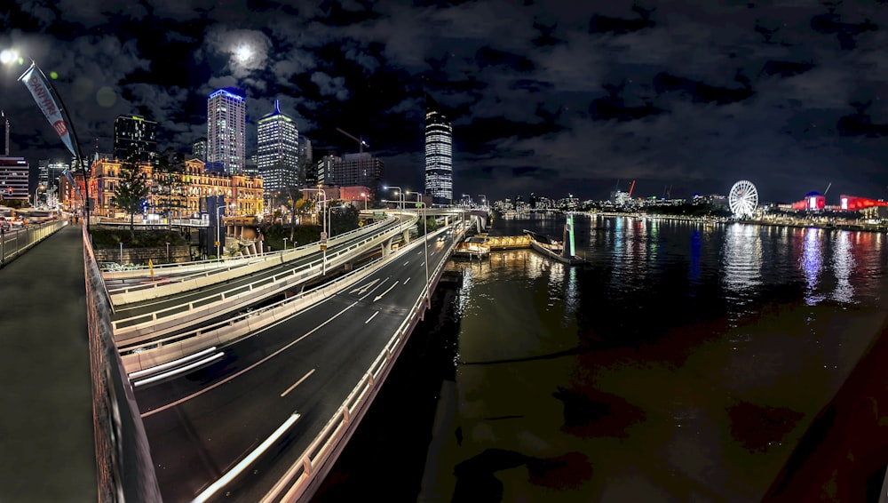 Foto de lapso de tiempo de autos en el puente