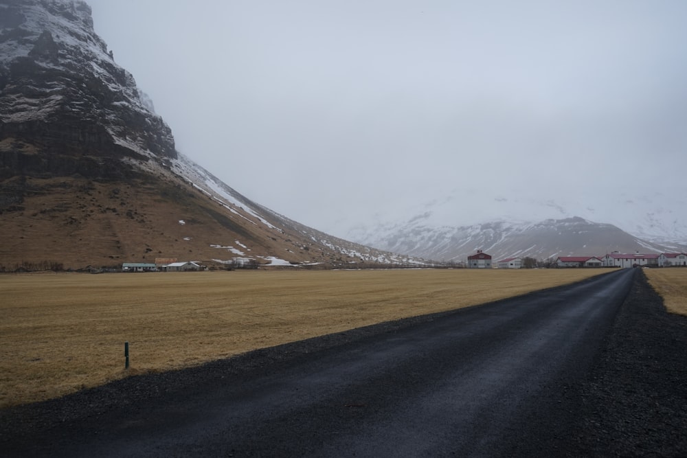 foto della strada verso la città