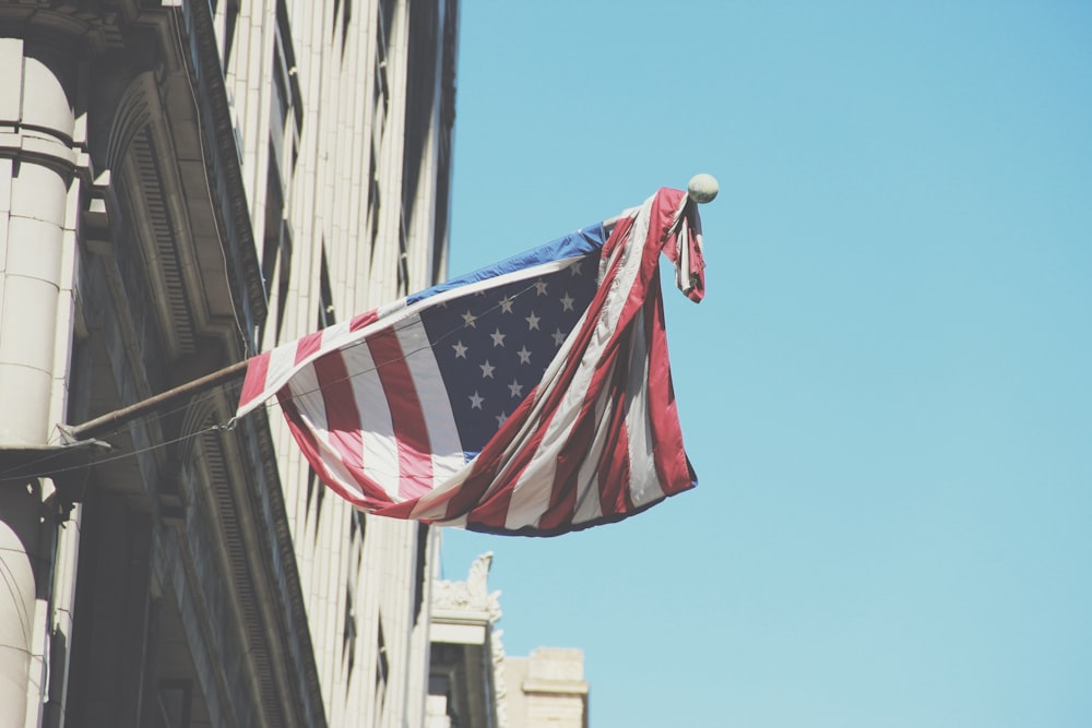 Drapeau des États-Unis sur le bâtiment pendant la journée