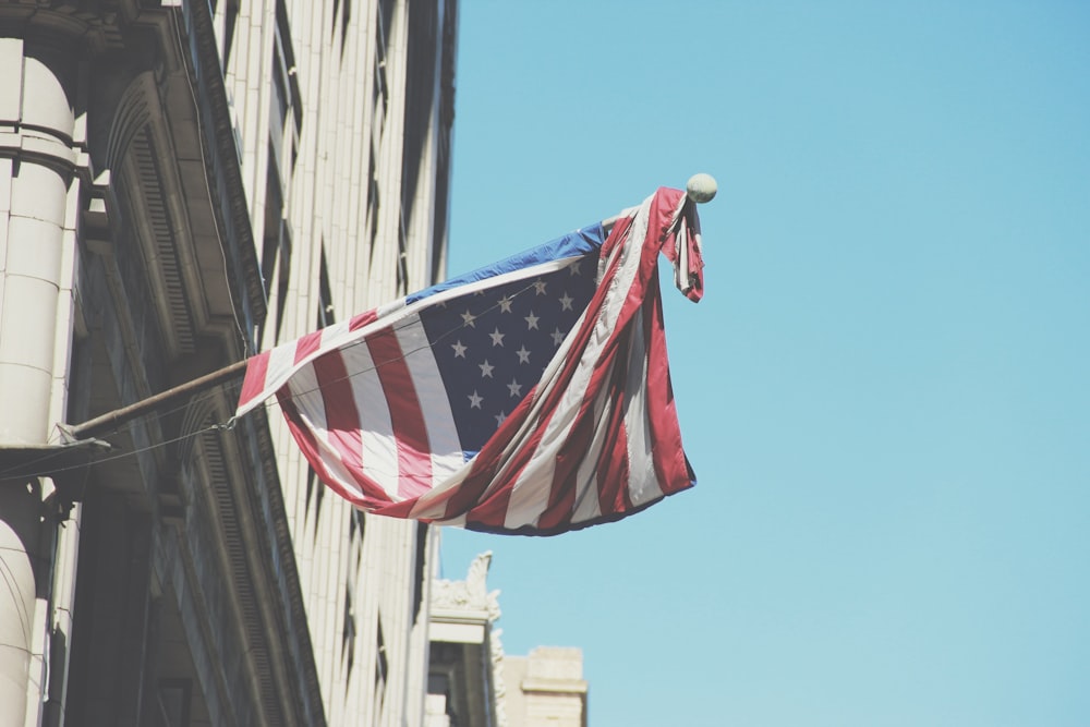 昼間の建物にアメリカ国旗の写真 Unsplashで見つけるダウンタウンの無料写真