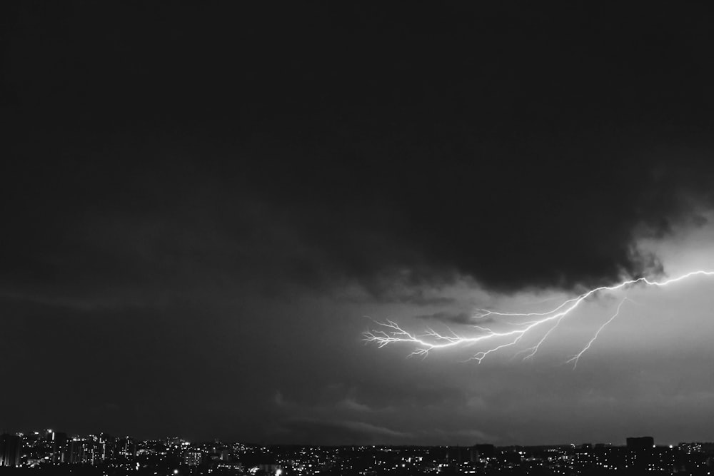 Fotografía en escala de grises de la iluminación