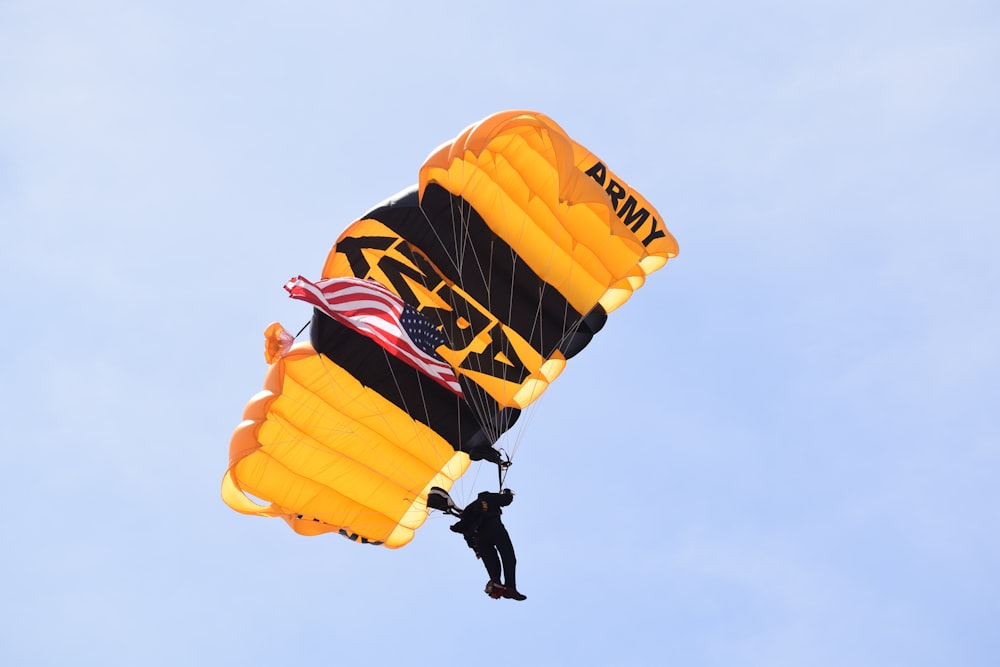 foto de hombre con paracaídas amarillo del ejército