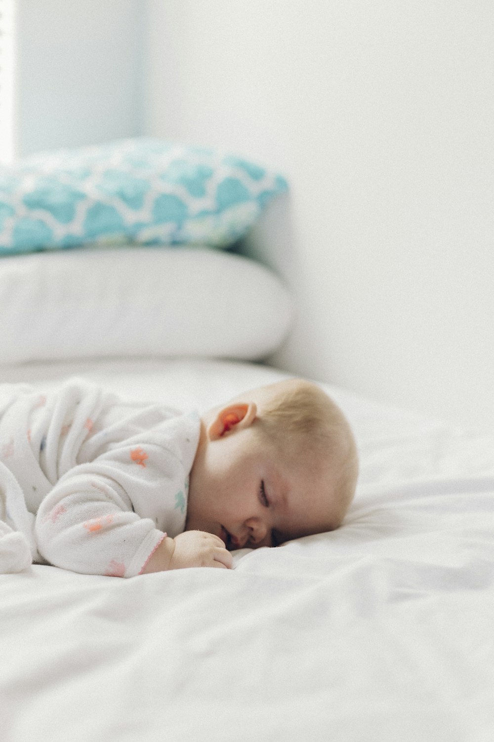 ベッドに横たわる赤ちゃんの写真