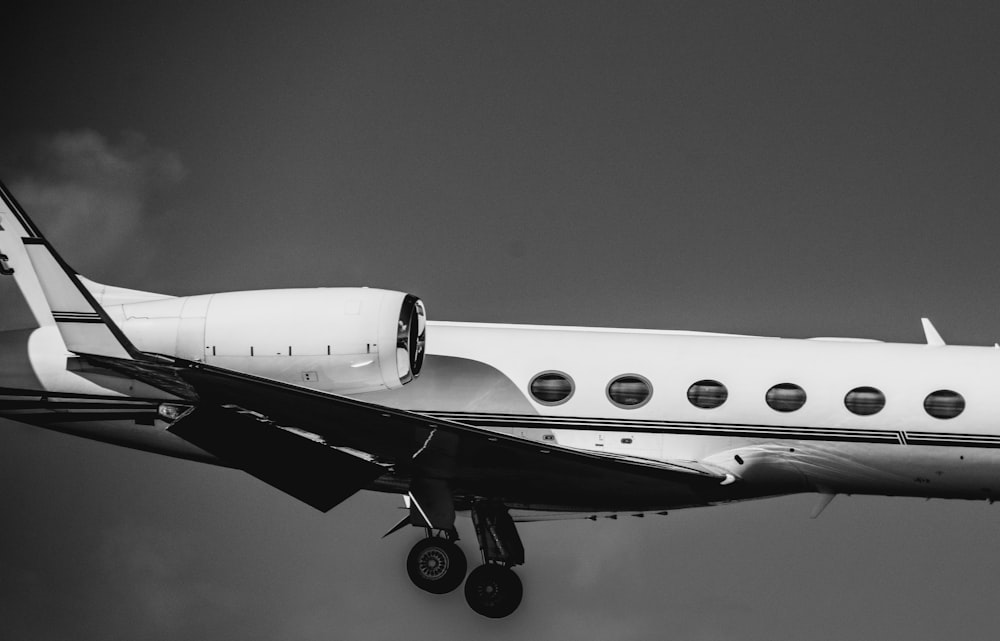 foto preto e branco do avião