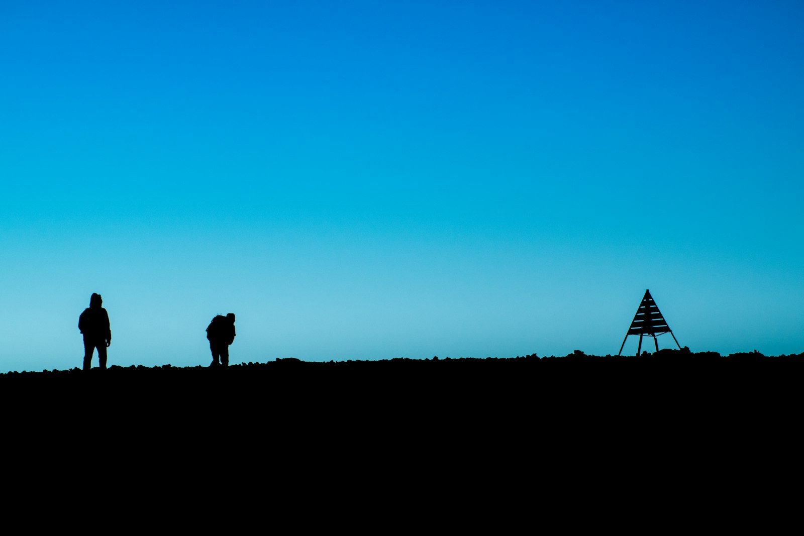 Nikon D5300 + Nikon AF-S DX Nikkor 18-140mm F3.5-5.6G ED VR sample photo. Silhouette of two person photography