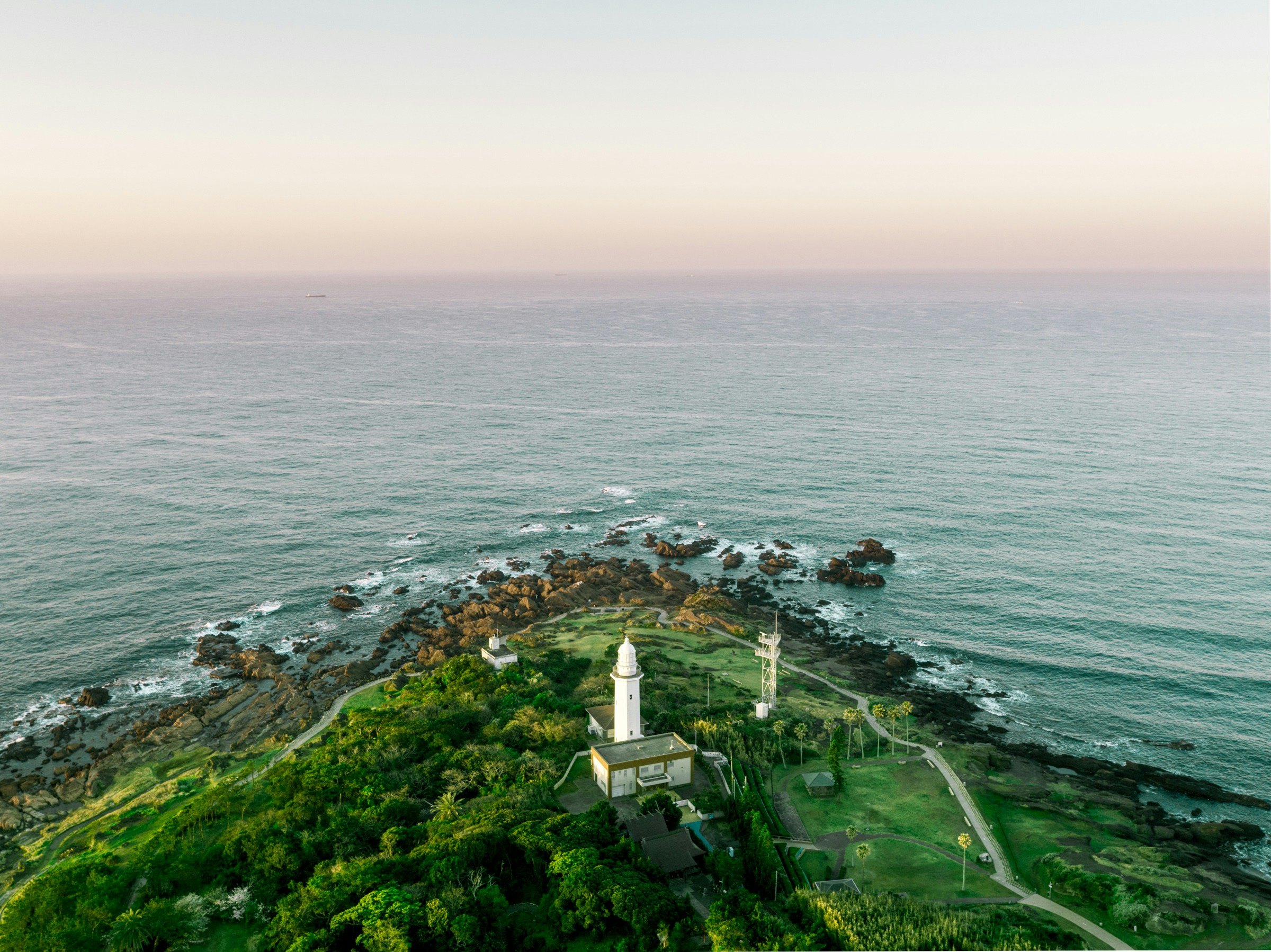 In the early morning, I shot a horizontal line across the Japanese lighthouse with a drone.
