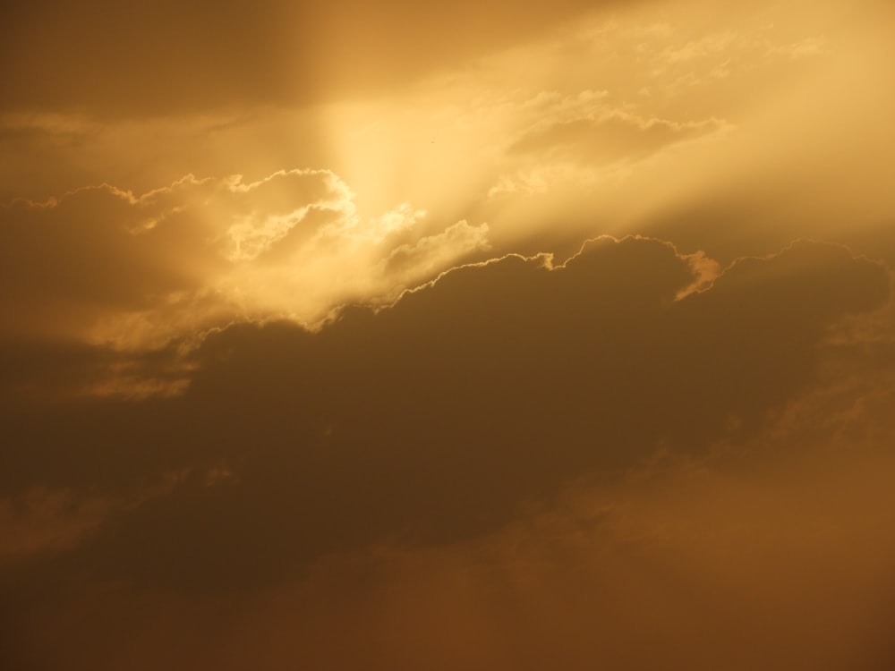 gray clouds with sun rays at daytime