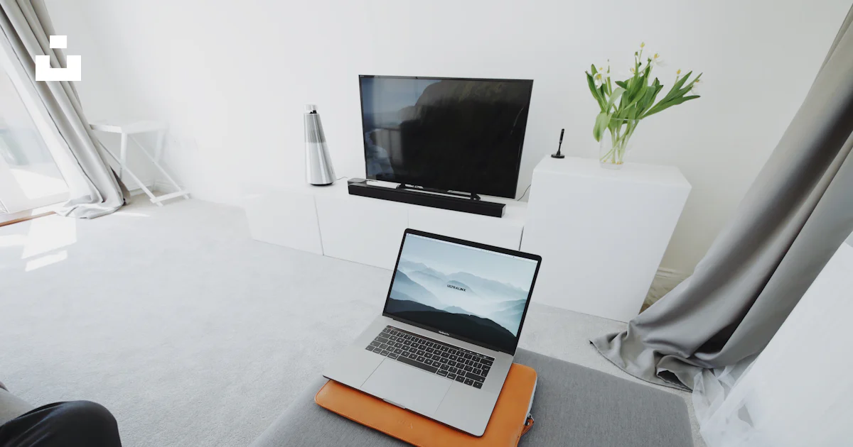 MacBook Pro on table photo – Free House Image on Unsplash