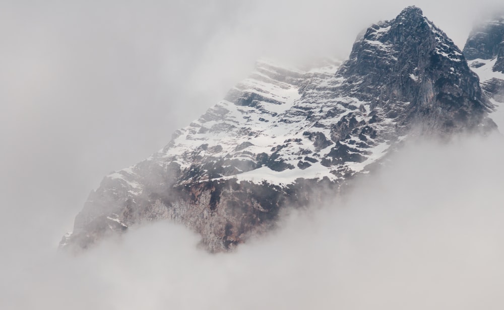 verschneiter Berg in Nebel gehüllt