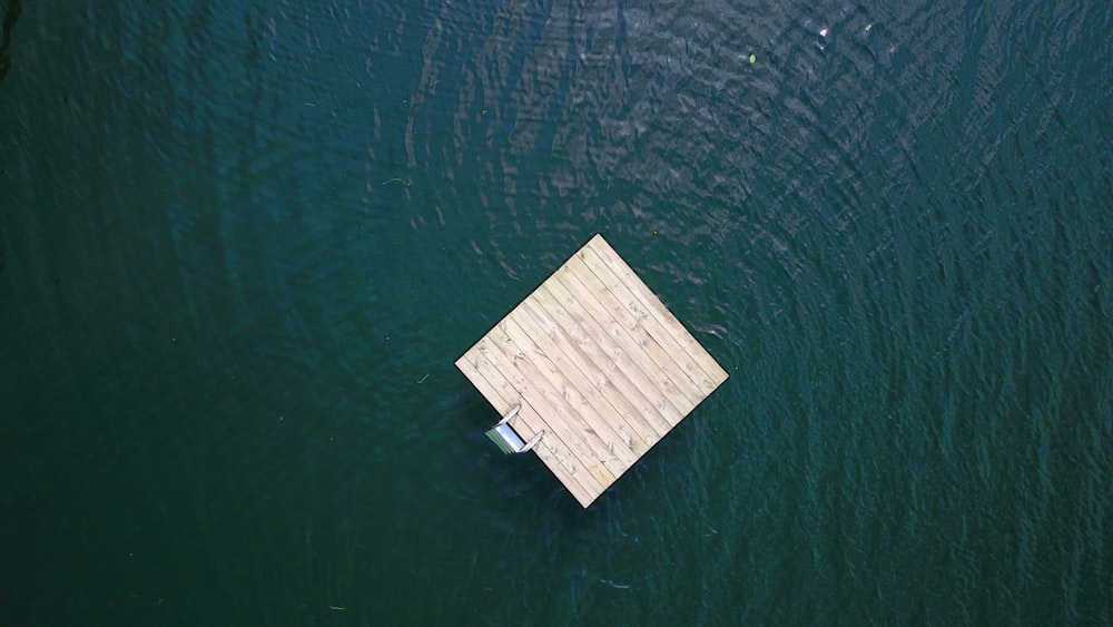 Vue aérienne du plan d’eau pendant la journée