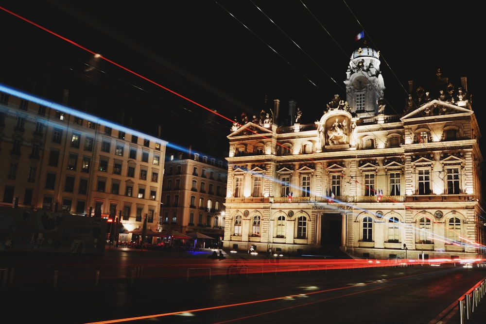 foto time lapse di un edificio in cemento durante la notte