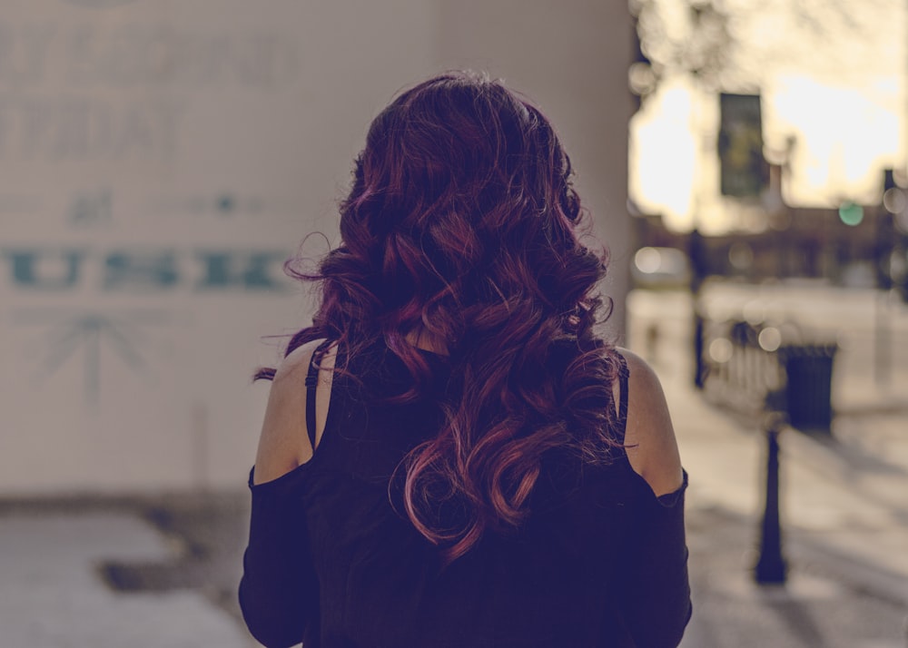 mulher de frente para a parede na fotografia de foco seletivo