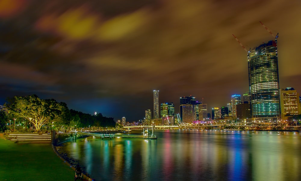 luzes da cidade refletindo no corpo de água