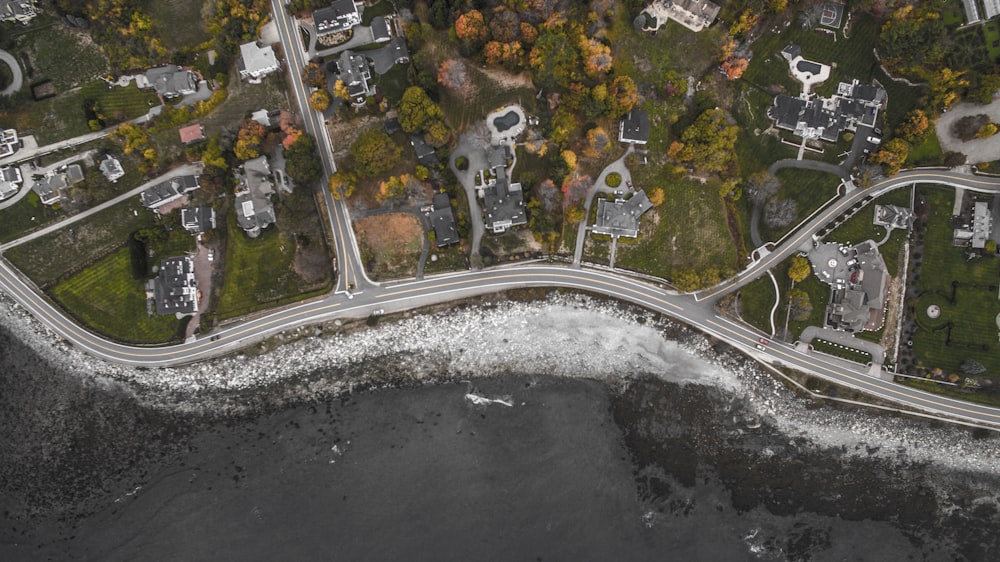 Photographie aérienne d’un paysage urbain près d’un plan d’eau