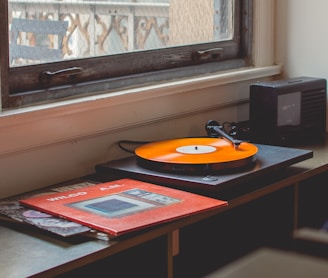 gray turntable playing