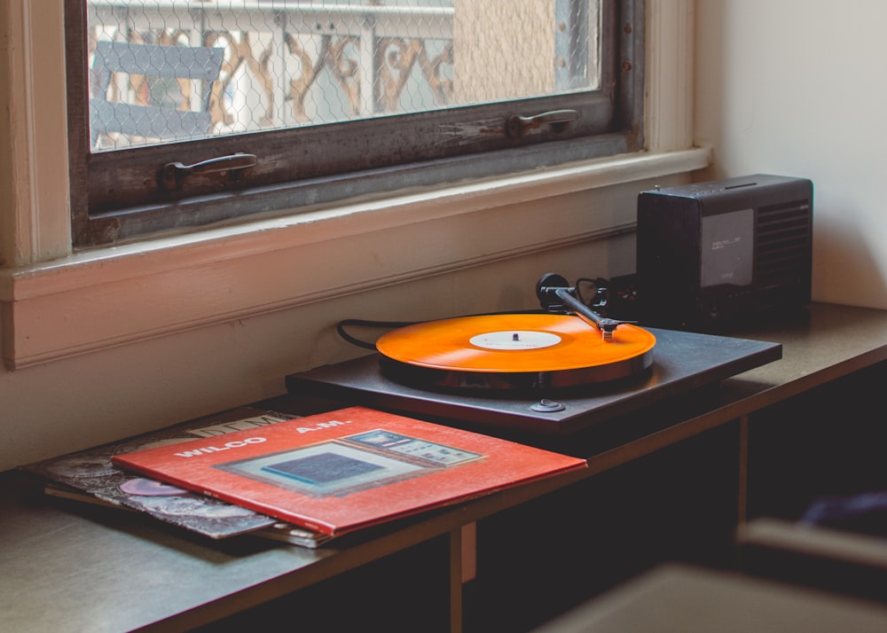 gray turntable playing