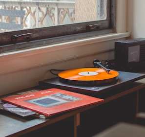 gray turntable playing