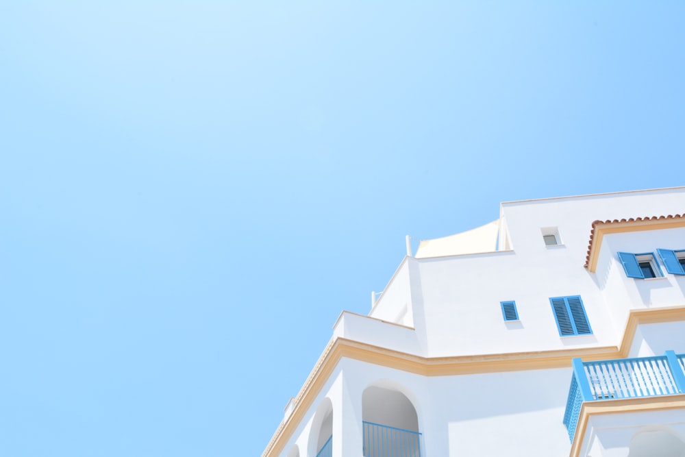 Bemaltes bemaltes Haus unter blauem Himmel