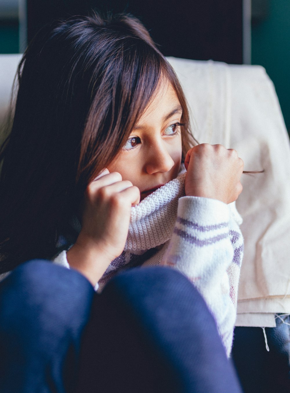 fille assise sur le siège du véhicule tout en regardant la fenêtre