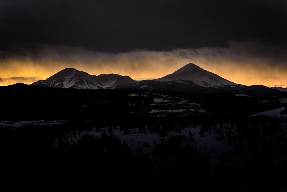 夕暮れ時の山