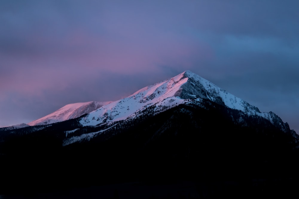 pico de la montaña durante el día