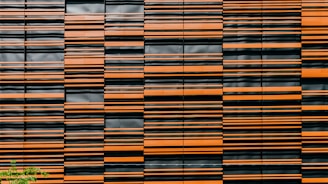 Finished malla eslabonada panels arranged neatly with the factory’s orange branding visible.