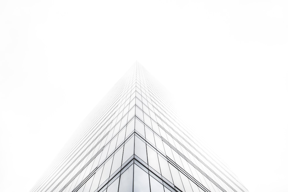 Vue de dessous d’un bâtiment en verre