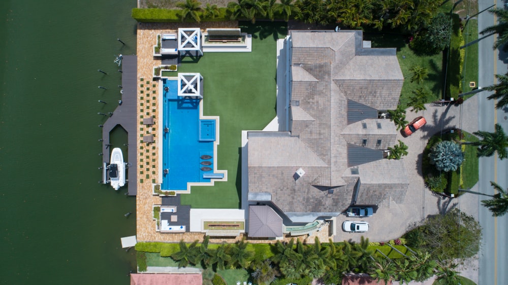vista panorâmica da casa com piscina perto do corpo de água