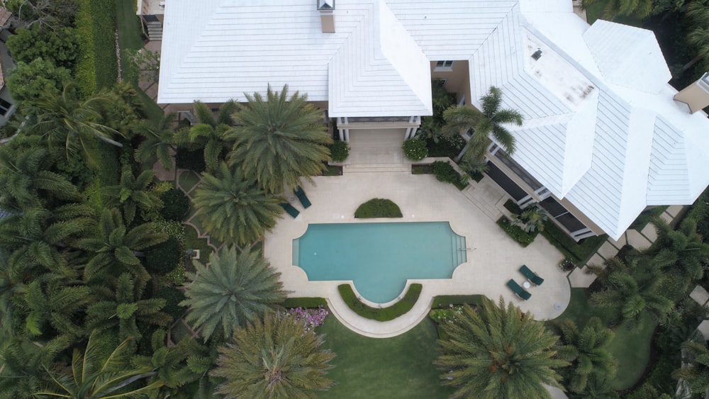 Vista aérea fotografia de casa branca perto da piscina