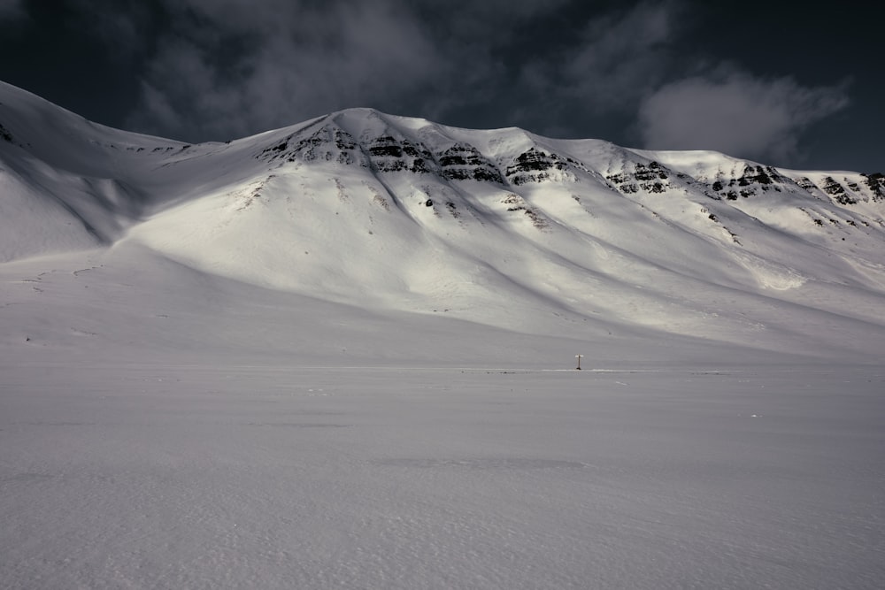雪に覆われた山の風景写真