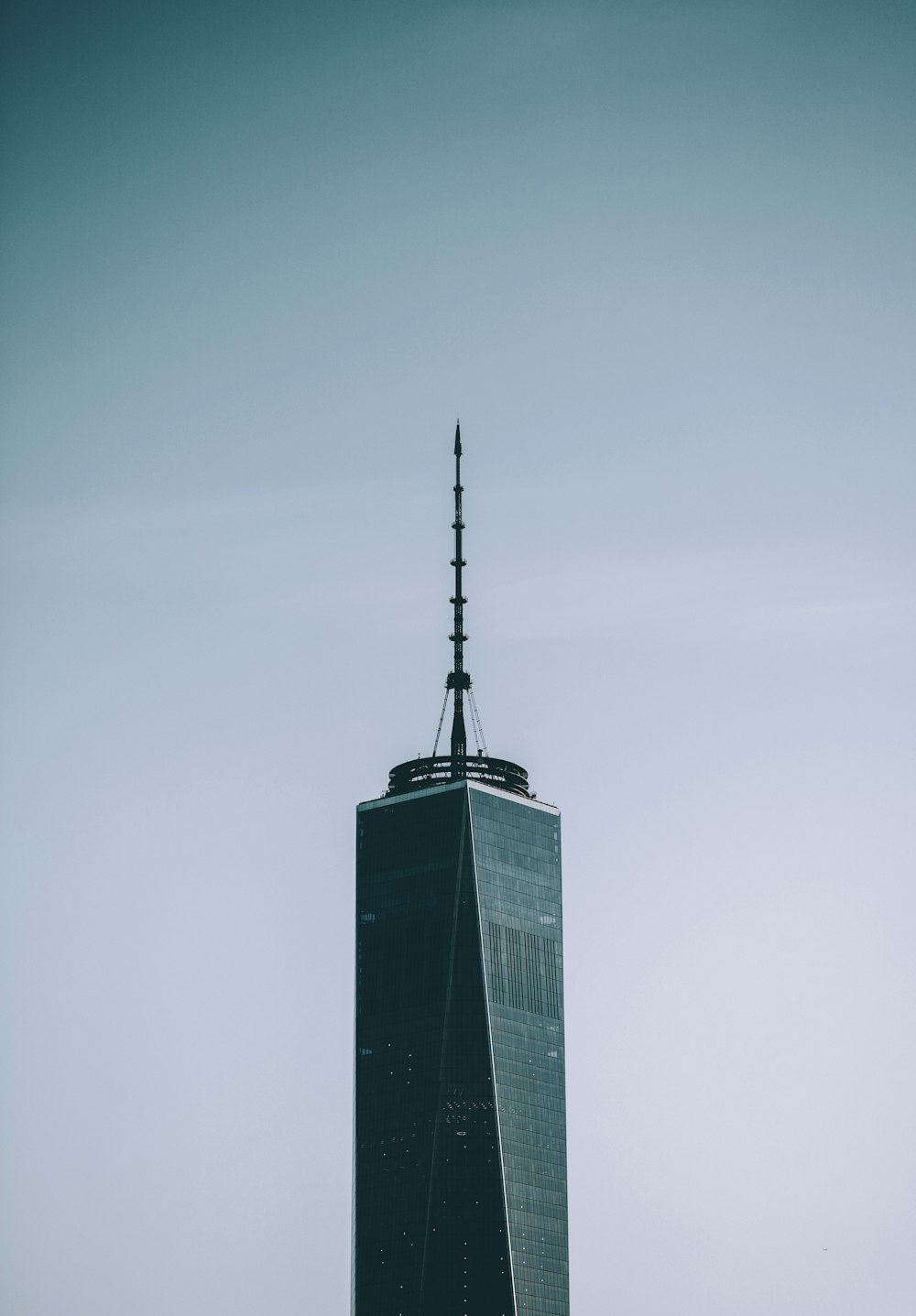 Edificio pintado de gris durante el día